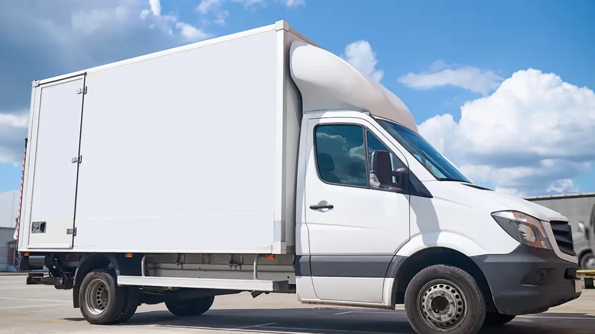 Looking for Luton van hire Dudley? Our Maxi Low Luton LWB is ideal for house moves, business relocations, and bulky deliveries at great rates.